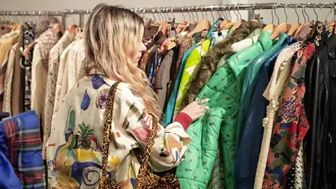 Găng tay thủ môn chất lượng chỉ 150k, bảo vệ tuyệt đối cho các thủ môn!